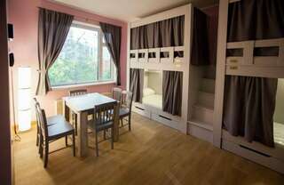 Гостиница Ester House Москва Кровать в общем 6-местном номере для женщин-1